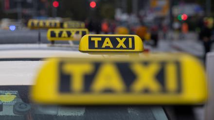 ARCHIV - 14.10.2020, Berlin: Zahlreiche Taxen stehen am Roten Rathaus. (zu dpa: «Berliner Senat macht Weg frei für Taxi-Festpreise») Foto: Paul Zinken/dpa-Zentralbild/dpa +++ dpa-Bildfunk +++