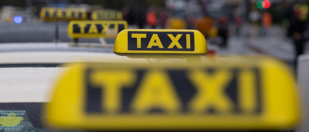 Taxiunternehmen in Berlin dürfen bald Festpreise anbieten.
