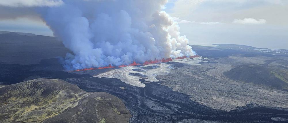 Lava und Rauch treten aus dem Vulkan in Grindavik aus.