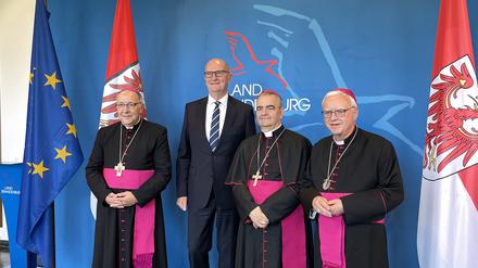 Festakt in der Potsdamer Staatskanzlei zu 20 Jahren Staatsvertrag zwischen der katholischen Kirche und dem Land Brandenburg mit Ministerpräsident Dietmar Woidke (SPD, Mitte).