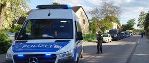 Polizisten sperren eine Straße im Berliner Bezirk Spandau für die Ermittlungsarbeiten. Nach dem Tod eines Mannes auf offener Straße im Berliner Bezirk Spandau ermittelt eine Mordkommission. 