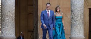 Pedro Sanchez (l), Regierungschef von Spanien, und seine Ehefrau Begoña Gómez gehen in der Alhambra beim Gipfeltreffen der Europäischen Politischen Gemeinschaft zum Abendessen.