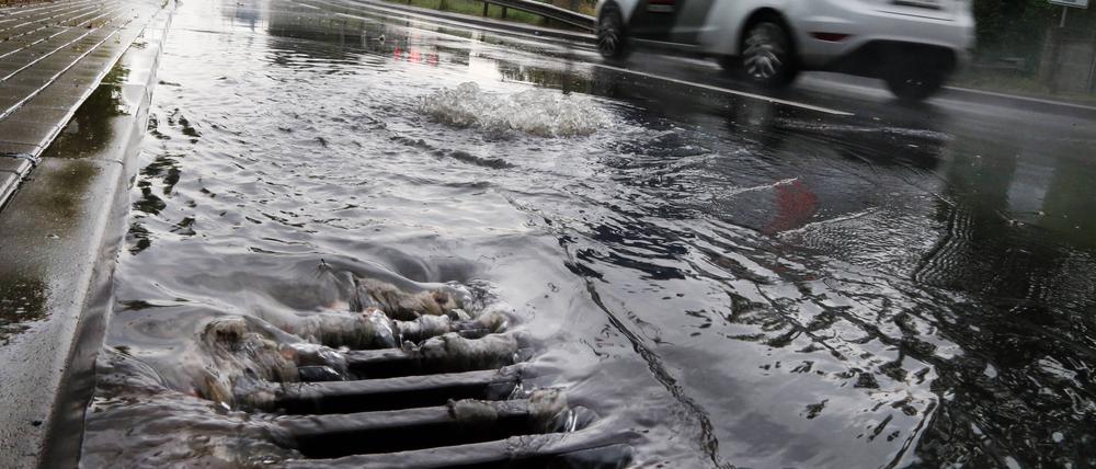 (Symbolbild) Ein Straßenablauf in Berlin.