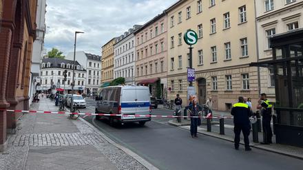Die Polizei ist mit einem Großaufgebot vor Ort am S-Bahnhof Oranienburger Straße. 
