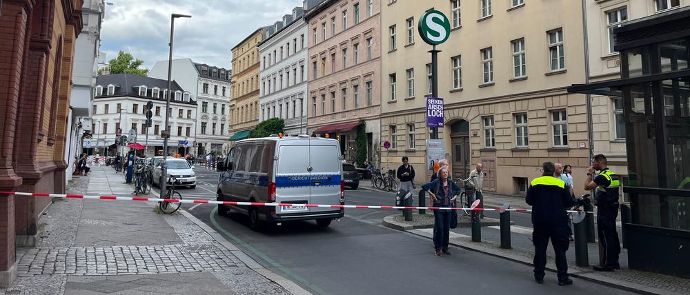 Die Polizei ist mit einem Großaufgebot vor Ort am S-Bahnhof Oranienburger Straße.