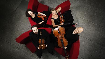 Vier im roten Kreis. Vineta Sareika, Anthea Kreston, Gregor Sigl und Eckart Runge (oben r. bis unten l.). Foto: Nikolaj Lund