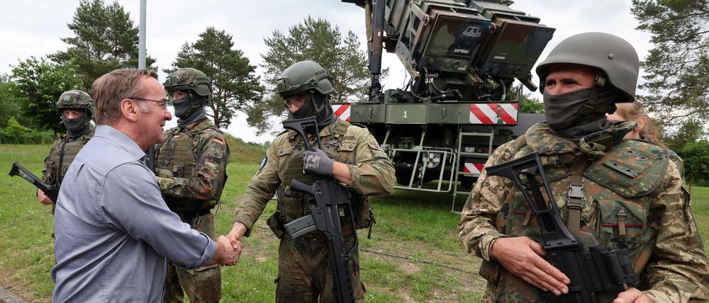 Pistorius vor Patriots. Der Verteidigungsminister hat sich vergangenes Jahr in Mecklenburg-Vorpommern ein Bild von der Ausbildung ukrainischer Soldaten an dem Raketenabwehrsystem gemacht.