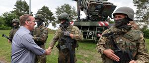 Pistorius vor Patriots. Der Verteidigungsminister hat sich vergangenes Jahr in Mecklenburg-Vorpommern ein Bild von der Ausbildung ukrainischer Soldaten an dem Raketenabwehrsystem gemacht.
