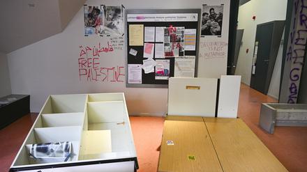29.05.2024, Berlin: Bei einem Pressetermin der Humboldt-Universität zu Berlin werden Schäden und Schmierereien nach einer Besetzung gezeigt. Propalästinensische Aktivisten hatten am 22.5. die Räume der Universität aus Protest gegen Israel und zur Unterstützung der Palästinenser besetzt. Am 23.5. räumte die Polizei das besetzte Gebäude. Foto: Jens Kalaene/dpa-Pool/dpa +++ dpa-Bildfunk +++
