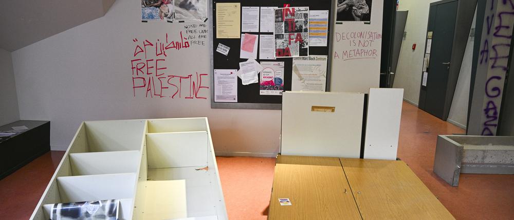 29.05.2024, Berlin: Bei einem Pressetermin der Humboldt-Universität zu Berlin werden Schäden und Schmierereien nach einer Besetzung gezeigt. Propalästinensische Aktivisten hatten am 22.5. die Räume der Universität aus Protest gegen Israel und zur Unterstützung der Palästinenser besetzt. Am 23.5. räumte die Polizei das besetzte Gebäude. Foto: Jens Kalaene/dpa-Pool/dpa +++ dpa-Bildfunk +++