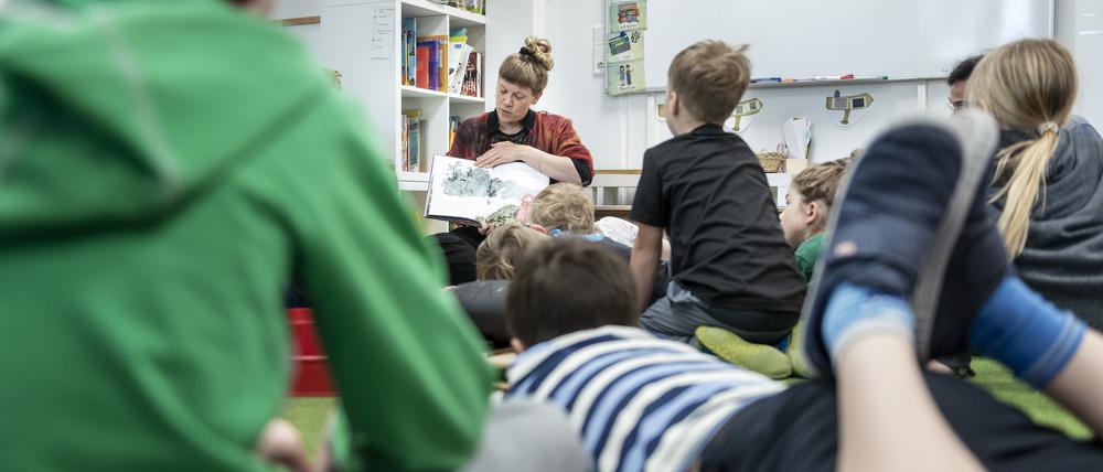 Der Morgenkreis und die erste Unterrichtsstunde in der Grundschule am Campus Hedwig am Interimsstandort in Berlin-Lichtenberg.