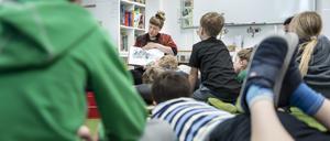 Der Morgenkreis und die erste Unterrichtsstunde in der Grundschule am Campus Hedwig am Interimsstandort in Berlin-Lichtenberg.
