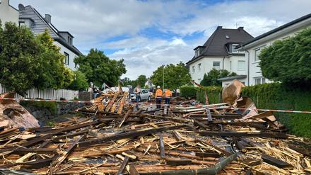Ein heftiger Starkwind hat am Mittwochnachmittag in Hagen zahlreiche Dächer beschädigt und Bäume umgeweht. 