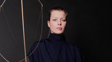Die Künstlerin Jorinde Voigt mit einem ihrer neuen, filigranen Mobiles aus der Ausstellung „Constant Vision“.