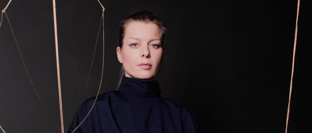 Die Künstlerin Jorinde Voigt mit einem ihrer neuen, filigranen Mobiles aus der Ausstellung „Constant Vision“.