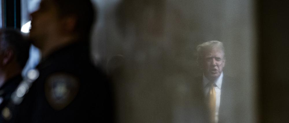 Der ehemalige US-Präsident Donald Trump, der sich in der Wand spiegelt, spricht zu Reportern, als die Geschworenen entlassen werden, um mit den Beratungen für seinen Strafprozess im Manhattan Criminal Court zu beginnen.