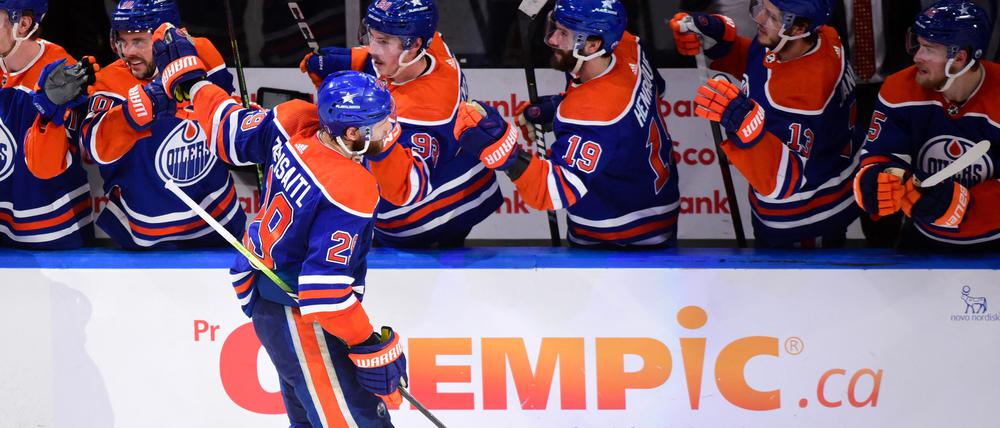 Leon Draisaitl feiert mit den Kollegen seinen Treffer.