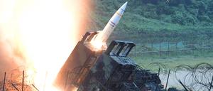 Eine Einheit der 8. US Armee feuert eine Artillerie-Kurzstreckenrakete vom Typ ATACMS ab. Laut US-Medien könnte Washington dieses Waffensystem schon bald in die Ukraine liefern. 