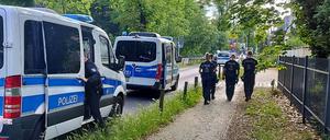 Ein Bild des damaligen Polizeieinsatzes nahe dem Tatort in der Potsdamer Geschwister-Scholl-Straße.