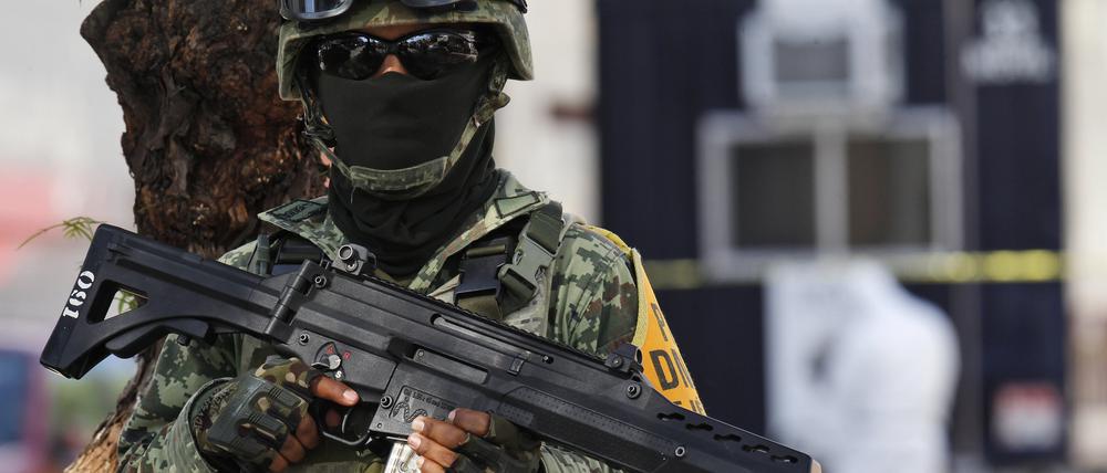Ein mexikanischer Soldat steht in der Nähe einer angegriffenen Polizeistation Wache. 