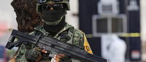 Ein mexikanischer Soldat steht in der Nähe einer angegriffenen Polizeistation Wache. 