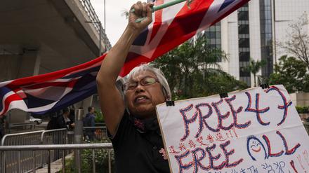 Eine als „Oma Wong“ bekannte Demokratieaktivistin protestiert vor dem Gericht in West Kowloon (Archivbild).