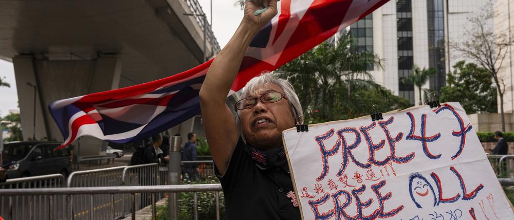 Eine als „Oma Wong“ bekannte Demokratieaktivistin protestiert vor dem Gericht in West Kowloon (Archivbild).