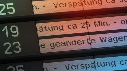 Verspätungen bei der Bahn, Anzeigetafel, München, 2023.