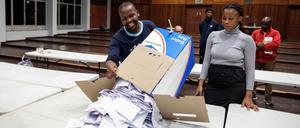 Die Unabhängige Wahlkommission (IEC) zählt nach der Parlamentswahl in Südafrika die Stimmzettel im Wahllokal der Craighall Primary School in Johannesburg.