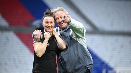 Olympia ist nicht mehr fern. Bis dahin sind Bundestrainer Horst Hrubesch (r.) und die Spielerinnen um Marina Hegering aber noch schwer gefordert.