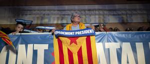 Eine Anhängerin des ehemaligen katalanischen Regionalpräsidenten Carles Puigdemont hält eine «estelada» oder auch Unabhängigkeitsflagge während einer Wahlkampfveranstaltung. 