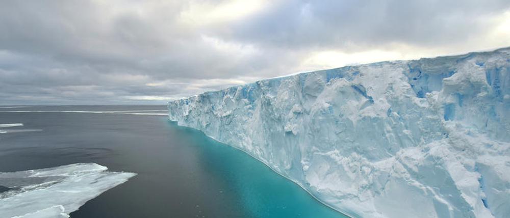 Die „Polarstern“ fuhr durch eine enge Passage zwischen Schelfeis und Eisberg, hier schauten die Forschenden auf den Meeresboden.