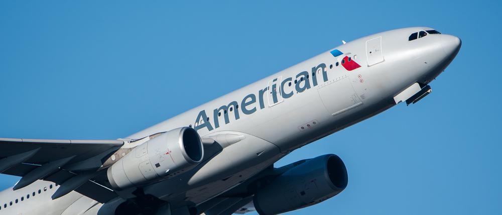Eine Passagiermaschine der American Airlines hebt am Flughafen von Frankfurt am Main ab.