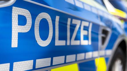 An der Tür von einem Streifenwagen steht der Schriftzug «Polizei». (Symbolbild)