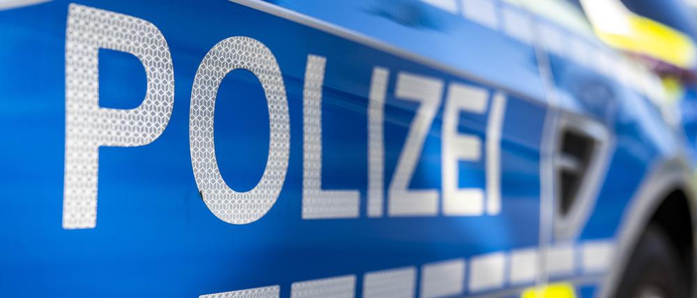 An der Tür von einem Streifenwagen steht der Schriftzug «Polizei». (Symbolbild)