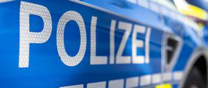 An der Tür von einem Streifenwagen steht der Schriftzug «Polizei». (Symbolbild)