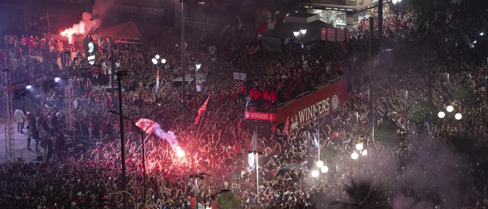 Feuriger Empfang für die Mannschaft von Olympiakos Piräus.