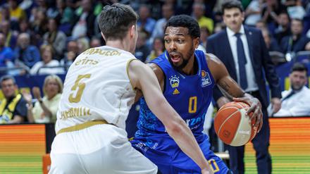 24 Punkte von Sterling Brown (rechts, hier gegen Wesley van Beck) reichten Alba am Dienstag nicht für den Sieg.