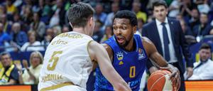 24 Punkte von Sterling Brown (rechts, hier gegen Wesley van Beck) reichten Alba am Dienstag nicht für den Sieg.