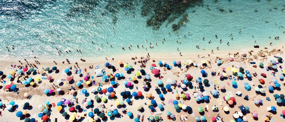 Überfüllter Strand in Sardinien.
