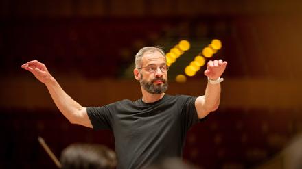 Dirigent Dima Slobodeniouk während einer Probe mit dem Rundfunk-Sinfonieorchester Berlin