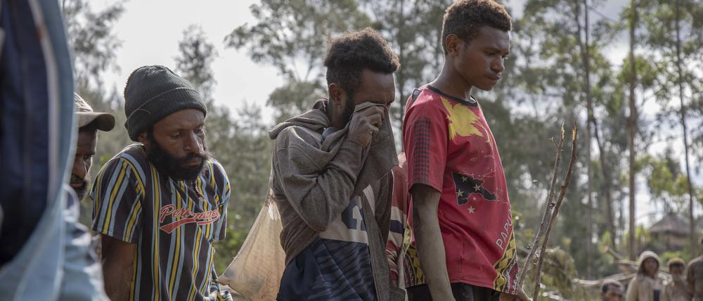 Menschen trauern am Ort eines Erdrutsches in Papua-Neuguinea.