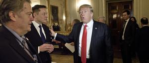 Trump-Berater Steve Bannon (l.) sieht zu, wie US-Präsident Donald Trump Elon Musk, CEO von SpaceX und Tesla, vor einem Politik- und Strategieforum mit Führungskräften im State Dining Room des Weißen Hauses am 3. Februar 2017 in Washington, D.C. begrüßt. 
