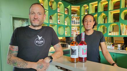 Bastian Heuser (l.) von Spreewood Destillers und Kai Wolschke von der Goldfisch-Bar eröffnen gemeinsam eine Cocktailbar am Schlesischen Busch in Treptow.
