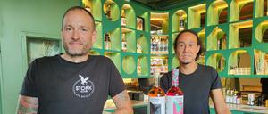 Bastian Heuser (l.) von Spreewood Destillers und Kai Wolschke von der Goldfisch-Bar eröffnen gemeinsam eine Cocktailbar am Schlesischen Busch in Treptow.