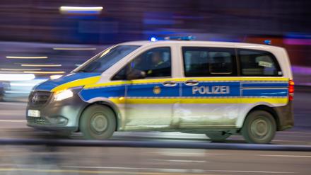 ARCHIV - 13.02.2023, Berlin: Ein Polizeiauto fährt mit Blaulicht zu einem Einsatz. (zu dpa: «Propalästinensische Demonstration in Neukölln - Mülleimer angezündet») Foto: Monika Skolimowska/dpa +++ dpa-Bildfunk +++