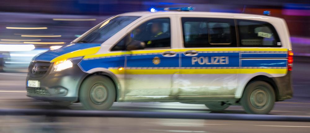 ARCHIV - 13.02.2023, Berlin: Ein Polizeiauto fährt mit Blaulicht zu einem Einsatz. (zu dpa: «Propalästinensische Demonstration in Neukölln - Mülleimer angezündet») Foto: Monika Skolimowska/dpa +++ dpa-Bildfunk +++