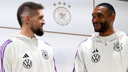 Robert Andrich (l.) und Jonathan Tah wollen ihre gute Form nun auch im DFB-Dress zeigen.