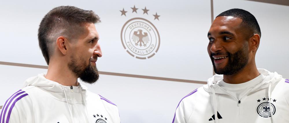 Robert Andrich (l.) und Jonathan Tah wollen ihre gute Form nun auch im DFB-Dress zeigen.