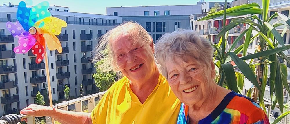 Monika Mayerhofen-Kammann (l.) und Elke Schliebe auf dem Balkon ihrer Wohnung im Lebensort Vielfalt.